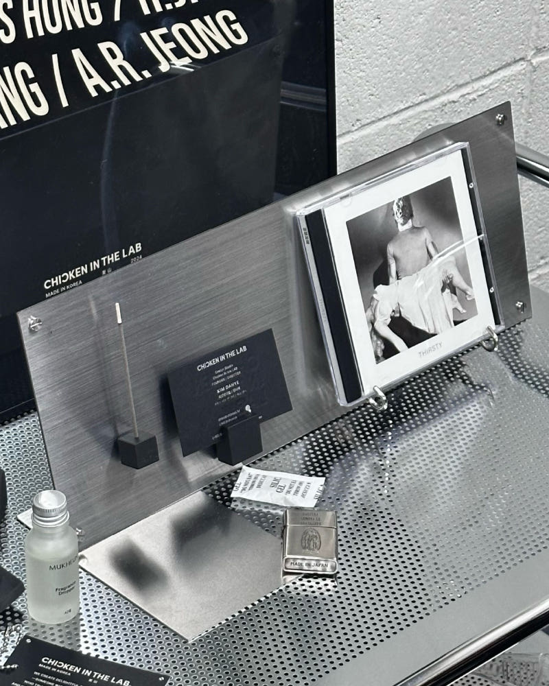 CHICKEN IN THE LAB - GIN Steel Board Stand