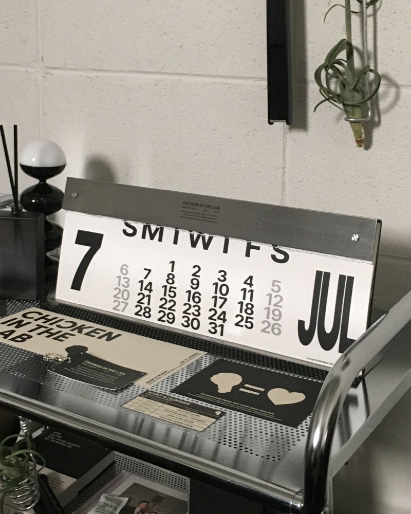 CHICKEN IN THE LAB - GIN Steel Board Stand