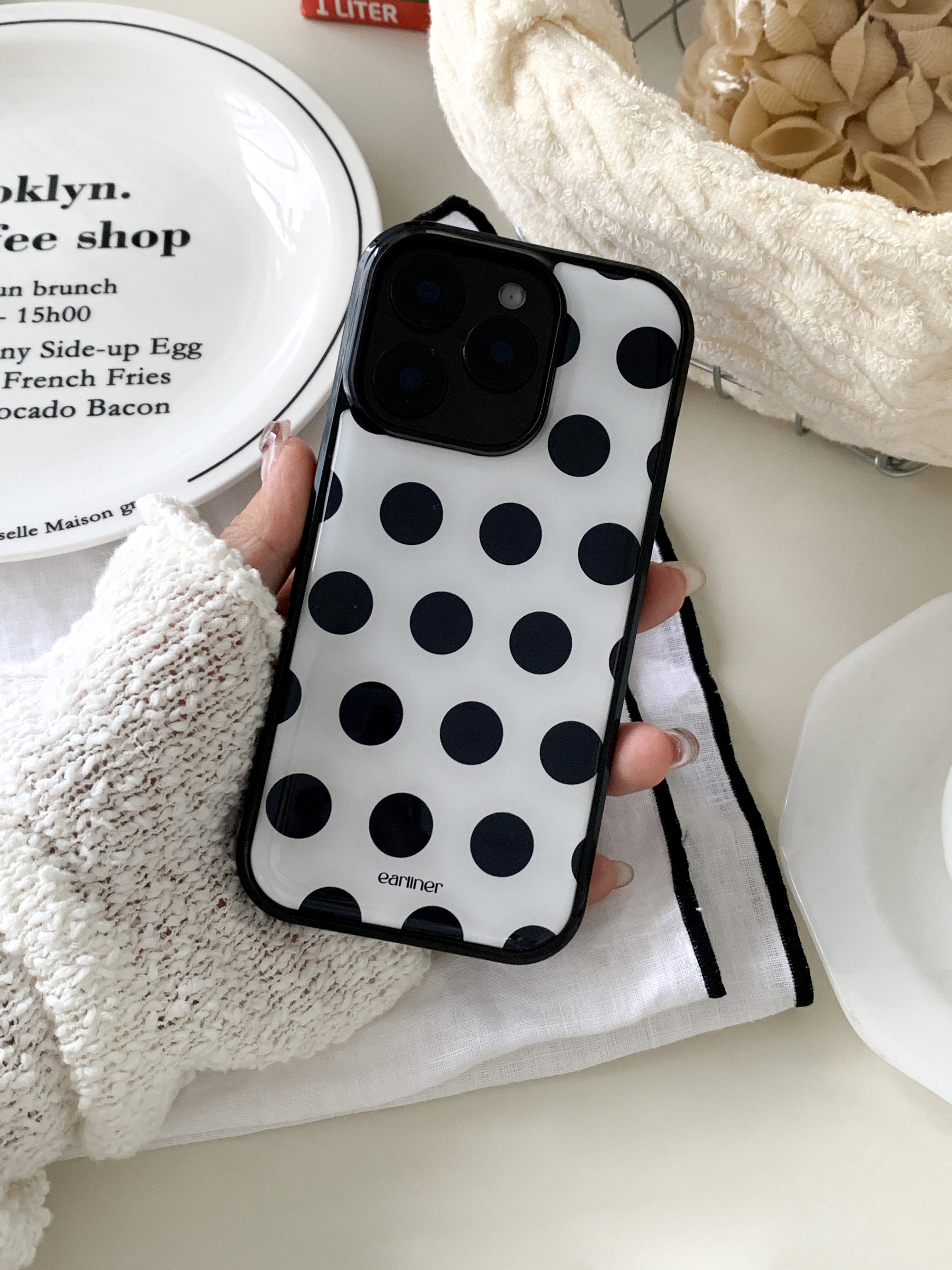 earliner - white big dot bumper case